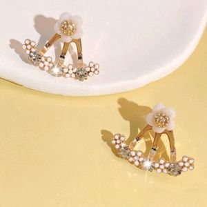 NWOT Daisy Flower & Crystal Stud Earrings